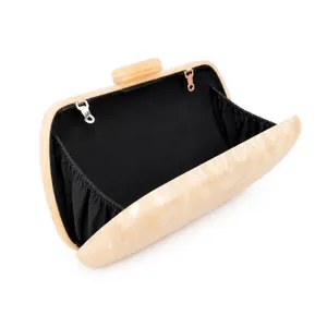 Pochette de soirée en acrylique marbré beige avec bandoulière chaîne pour mariage