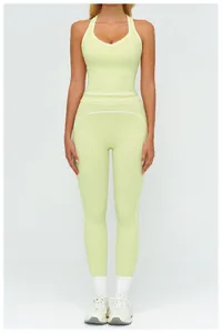 Détail du legging de yoga vert clair à taille haute avec bordure blanche et tissu élastique