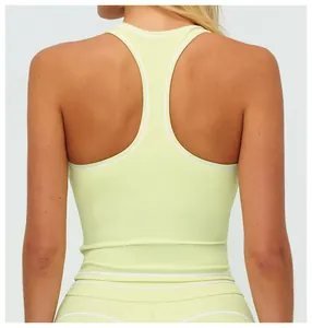 Vue détaillée du débardeur de yoga dos nageur vert clair avec bordures blanches contrastées