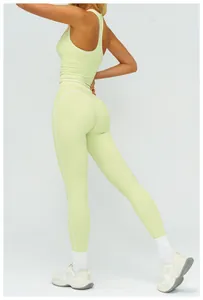 Détail du débardeur de yoga vert clair avec liseré blanc et bretelles au dos
