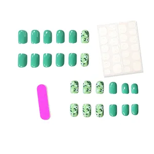 Set da 24 unghie finte verde menta con motivi floreali, lima e adesivi biadesivi