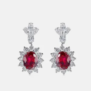 Dettaglio macro di orecchini in argento S925 con rubino ovale e diamanti a fiore