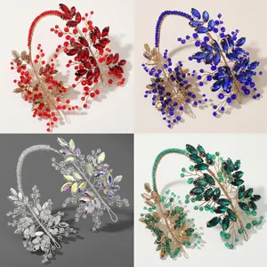 Vue détaillée des bandeaux en cristal faits main avec perles et strass colorés de luxe