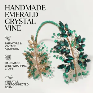 Détails de cristaux émeraude et fil de fer doré faits main sur cet accessoire de cheveux mariée