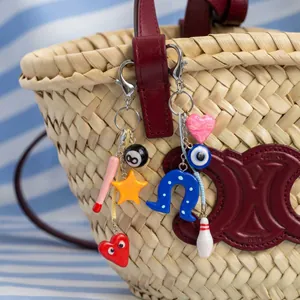 Set de llaveros creativos con bola de billar y dijes en un bolso de verano tejido