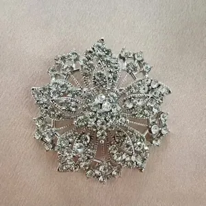 Broche Flocon de Neige pour Femme en Alliage de Zinc Strass Élégante Épingle pour Mariage Fête Bijoux Accessoire Vintage Doux