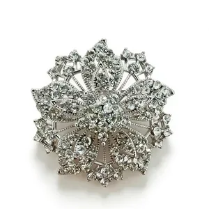 Élégante broche flocon de neige en argent pour femme avec des strass étincelants