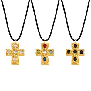 Trois pendentifs croix plaqués or 18 carats avec pierres colorées et cordon noir