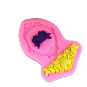 Stampo in silicone rosa per cornice a cuore con ali e decorazioni floreali in rilievo