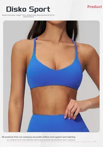 Dettaglio del set sportivo blu con reggiseno con scollo a V e leggings a vita alta