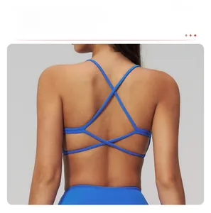 Dettaglio del reggiseno sportivo ad alto impatto con spalline incrociate blu Klein