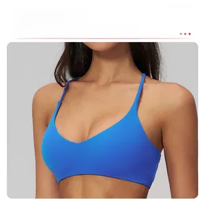 Dettaglio del reggiseno sportivo blu con scollo a V e imbottiture rimovibili