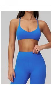 Dettaglio del set reggiseno sportivo e leggings blu cloisonné indossato dalla modella