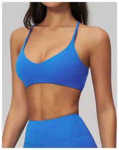 Dettaglio del reggiseno sportivo blu traspirante e dei leggings yoga coordinati ad alta elasticità