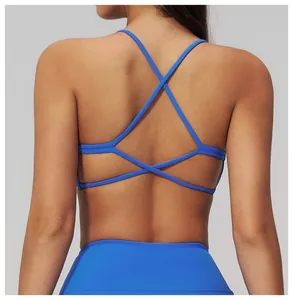 Dettaglio delle spalline incrociate sul retro del reggiseno sportivo blu da yoga