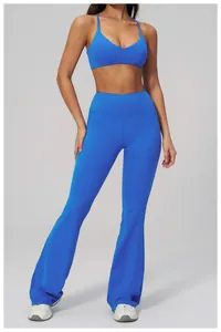 Dettaglio completo del set yoga blu con reggiseno a V e pantaloni fitness svasati