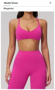 Dettaglio del reggiseno sportivo magenta con scollo a V e leggings yoga a vita alta