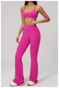 Dettaglio del reggiseno sportivo rosa acceso e dei leggings svasati a vita alta