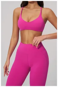Dettaglio dei leggings sportivi rosa a vita alta con design modellante per glutei