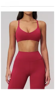 Dettaglio del set yoga rosso ciliegia ad alta elasticità con reggiseno a V e leggings