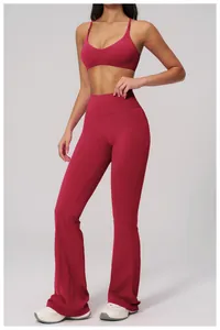 Dettaglio del set yoga bordeaux con reggiseno sportivo a V e pantaloni svasati a vita alta