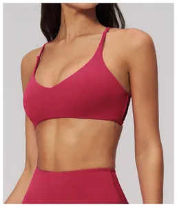 Dettaglio del reggiseno sportivo rosso rosa scuro con schiena incrociata e scollo a V