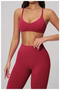 Dettaglio del tessuto tecnico elasticizzato del set da yoga rosso scuro da donna