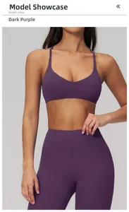 Modella indossa reggiseno sportivo viola scuro e leggings coordinati a vita alta