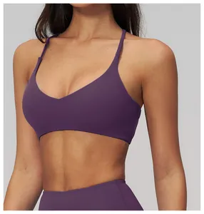 Dettaglio di reggiseno sportivo viola scuro con scollo a V e spalline sottili opache