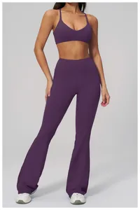 Dettaglio del set sportivo con reggiseno e pantaloni a zampa in tessuto opaco elastico