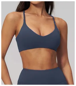 Dettaglio del reggiseno sportivo blu navy e dei leggings con texture elastica di supporto