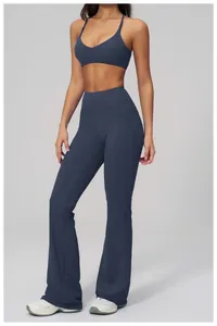 Dettaglio del set yoga blu scuro con reggiseno sportivo a V e leggings a campana