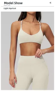 Dettaglio frontale del reggiseno sportivo albicocca chiaro e pantaloni yoga