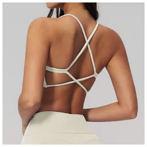 Dettaglio del design incrociato sulla schiena del reggiseno sportivo color panna