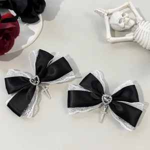 Pinzas góticas de satén negro con encaje blanco pedrería de corazón y cruces plata