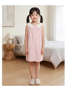 Vue détaillée d'une chemise de nuit rose à carreaux avec col volanté et broderie lapin