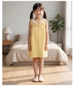 Détail d'une robe d'été à carreaux jaunes avec col en dentelle et broderie canard