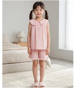 Détail de pyjama vichy rose en coton pour filles avec broderie lapin délicate