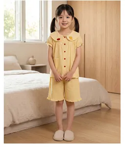 Pyjama en coton à carreaux jaunes avec broderies canard et pomme et volants délicats