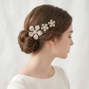 Detailansicht der funkelnden Strass-Blumen-Haarnadeln in Gold-Optik für Frisuren