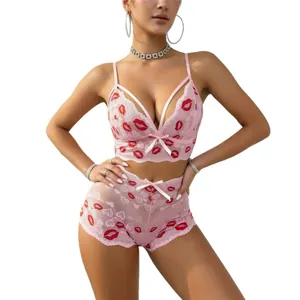Zweiteiliges rosa Spitzen-Lingerie-Set mit roten Lippenmotiven und Schleifendetails