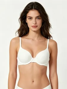 Detail eines weißen Push-up-BHs mit weichem Bügel und verstellbaren Trägern