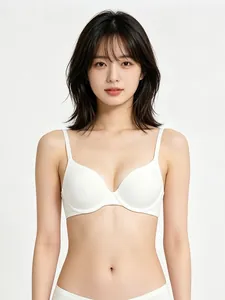 Vorderansicht von weißem nahtlosem Push-up-BH und passendem Slip an einem Model