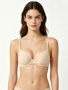 Detail eines nahtlosen Push-up-BHs in Nude mit weichem Bügel und glatter Textur
