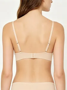Rückansicht von nahtlosem Push-up-BH und passendem Slip-Set in Beigeton