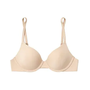 Nahtloser beige Push-up T-Shirt-BH mit schmalen Trägern und 3/4 Körbchen auf Weiß