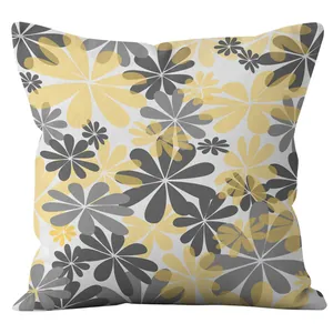 Housse de coussin carrée avec imprimés marguerites jaunes et gris sur fond blanc