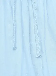 Dettaglio del tessuto in misto lino azzurro con particolari della coulisse