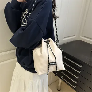 Borsa a secchiello bianca con toppa Creative Cat e coulisse intrecciata su modella