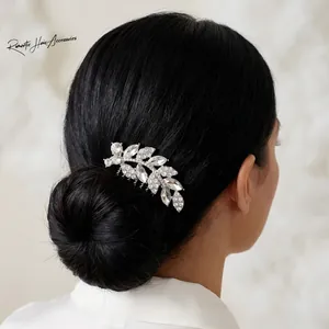 Detailansicht der silbernen Brauthaarkamm mit Strasssteinen und Rankenblättern für die Hochzeit